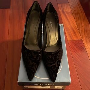 Size 9 Nine West black velvet heels